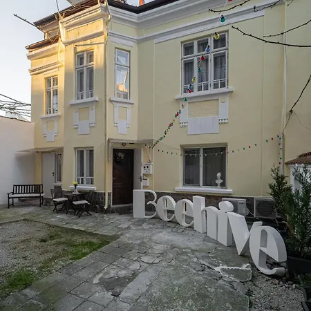 Beehive And Coworking Hotel *